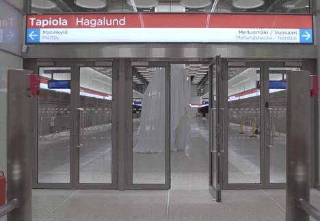 Tapiolan metroaseman asemalaiturilla näkökenttään ilmestyy jännittävän musiikin soidessa ”haamu”. Kuvakaappaus Länsimetro oy:n julkaisemalta esittelyvideolta.