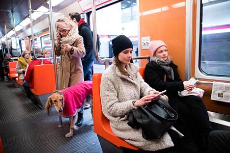 Hanna Haanpään työmatka on pidentynyt 20 minuuttia suuntaansa metro- ja linjastouudistuksen myötä.