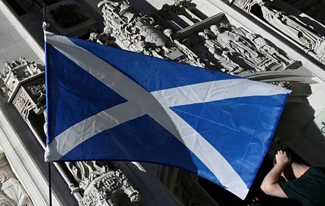 Mielenosoittajat liehuttivat Skotlannin lippua lokakuussa Lontoossa Britannian korkeimman oikeuden edessä.