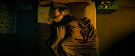 Madeleine (Martine Chevallier) ja Nina (Barbara Sukowa) viettävät yönsä ja suurimman osan päivistään yhdessä, mutta muiden ihmisten läsnä ollessa he näyttelevät pelkkiä hyvän päivän tuttuja.