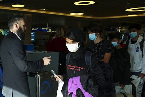 Alaikäisiä maskeja käyttäviä pakolaisia kuljetettiin huhtikuun 15. päivänä Ateenasta Luxemburgiin.
