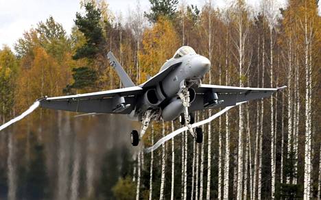 Suomessa on käyty viime päivät keskusteluja siitä, voitaisiinko käytöstä poistuvia Hornet-hävittäjiä luovuttaa Ukrainaan. Hornet-hävittäjä ilmassa Karjalan lennoston järjestämässä lentotoimintaharjoituksessa Heinolan Lusin varalaskupaikalla syksyllä 2016. 