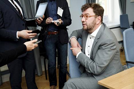 Työministeri Timo Harakka kuvattuna hänen ja elinkeinoministeri Katri Kulmunin taustatilaisuudessa Helsingissä maanantaina.