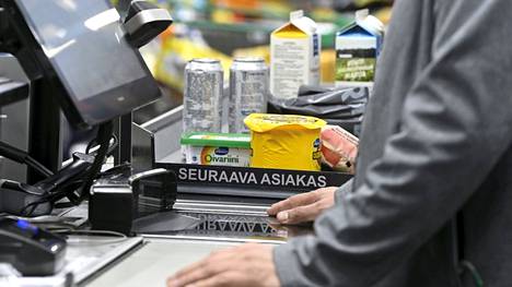 Moni suomalainen on joutunut miettimään kaupassa ostoksiaan tarkemmin, kun reaaliansiot ovat pudonneet.
