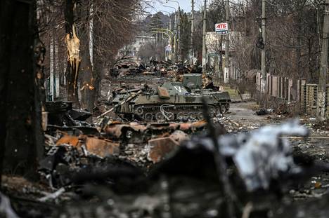 Tuhoutunutta venäläistä sotakalustoa Butšan kaupungissa Kiovan länsipuolella perjantaina.