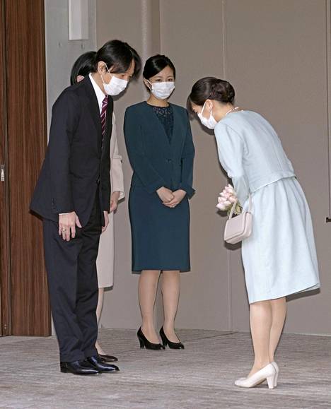 Japanissa kumartaminen kuuluu asiaan. Kuvassa Japanin kruununprinssi Akishino ja kruununprinsessa Kiko hyvästelevät tyttärensä Makon. Taustalla Makon sisko, prinsessa Kako. 