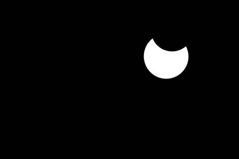 Osittainen auringonpimennys kuvattiin Helsingissä kesäkuussa 2021.