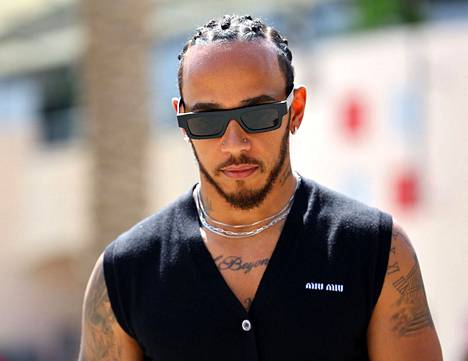 Lewis Hamilton käyskenteli Bahrainin GP:n varikkoalueella perjantaina.