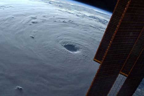 Avaruudesta sunnuntaina otetussa kuvassa näkyy Nanmadol-taifuunin aiheuttama pilvimuodostelma.