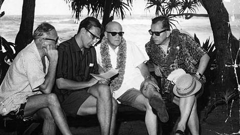 Neuvostoliitosta lähetetty nootti tavoitti presidentti Urho Kekkosen Havaijin Mauilla vuonna 1961. Kuvassa myös suurlähettiläs Rafael Seppälä (vas.), Max Jakobson sekä ulkoministeri Ahti Karjalainen.