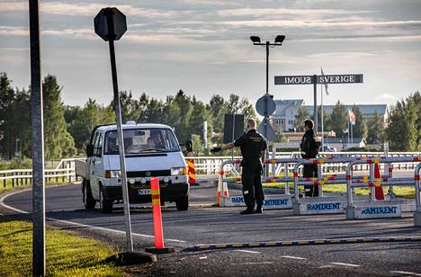 Rajatarkastukset palautettiin Suomen kaikille rajoille maaliskuussa. Elokuussa rajalla pysäytettiin Ruotsista Tornioon ja Suomeen tuleva liikenne. Takana Haaparanta ja Ruotsi.