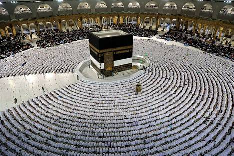 Muslimeita islaminuskon pyhimmän paikan Kaaban ympärillä Saudi-Arabian Mekan suuressa moskeijassa 5. heinäkuuta.
