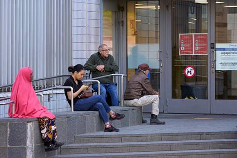 Ihmisiä passijonossa Helsingin poliisiasemalla Pasilassa viime viikon tiistaina.