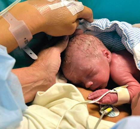 Ensimmäinen siirtokohdusta syntynyt vauva kuvattiin Göteborgissa perjantaina 3. lokakuuta.