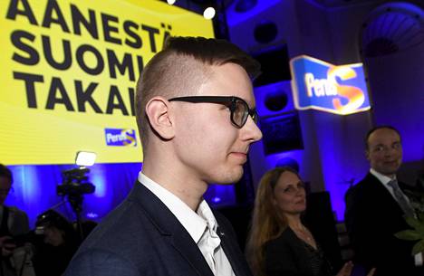 Perussuomalaisten Nuorten puheenjohtaja Asseri Kinnunen puolueen vaalivalvojaisissa Helsingissä huhtikuussa.