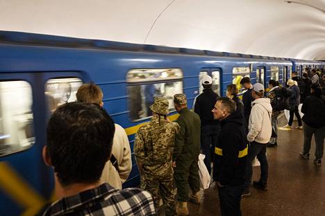 Matkustajia  Ploštša Lva Tolstoho -metroasemalla.