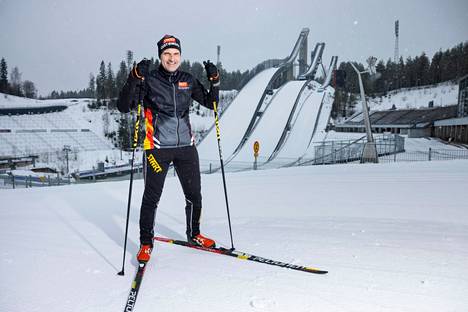 Teemu Virtanen hiihti Vaajakosken urheilukentällä Jyväskylässä 443 kilometriä ja 5 metriä. Hän kohensi omaa ennätystään noin kymmenellä kilometrillä ja teki yli 40-vuotiaiden ME:n, mutta Hans Mäenpään maailmanennätys 472 kilometriä jäi rikkomatta. Kuva helmikuulta Lahden Salpausselältä.
