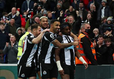 Koronavirus leviää Englannin Valioliigaa pelaavan Newcastle Unitedin joukkueessa. Kuvassa Newcastlen pelaajat juhlivat maalia Manchester Unitedia vastaan maanantaina pelatussa, 1–1-tasapeliin päättyneessä ottelussa.