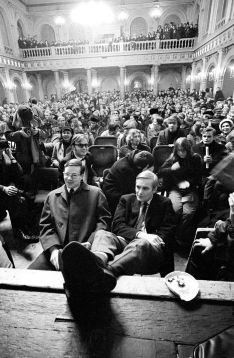 Marraskuussa vuonna 1968 opiskelijat valtasivat Vanhan ylioppilastalon. Valtaajien tavoitteena oli herättää kriittistä keskustelua Helsingin yliopiston ylioppilaskunnasta sekä itse yliopistosta. Vasemmalla kuvassa Matti Louekoski ja oikealla jalat näyttämön reunalle nostanut Ulf Sundqvist.