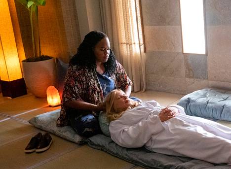 Lomaparatiisissa työskentelevä hieroja Belinda (Natasha Rothwell) saa asiakkaakseen Tanyan (Jennifer Coolidge).
