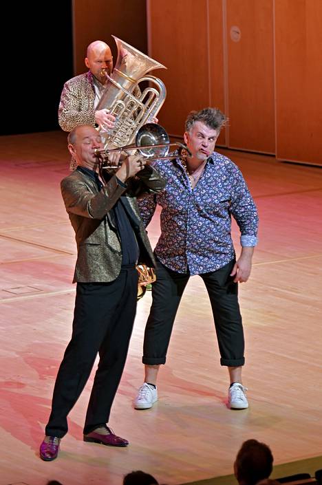 Kumpi meistä onkaan se kovempi pasunisti, mittelivät Gerhard Füssl (vas.) ja Zoltan Kiss April Jazzin konsertissa. Tuubisti Wilfried Brandstötter saattoi vain seurata kärjistyvää tilannetta taustalla.