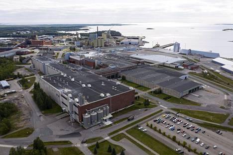 Stora Enso vuokraa Veitsiluodon entisen paperikonehallin kierrätyskuitua valmistavalle Infinited Fiber Companylle. 