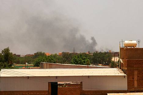 Silminnäkijät kertoivat maanantaina taisteluista maan pääkaupungin Khartumin pohjoisosassa ja ilmaiskuista pääkaupungin itäpuolella.