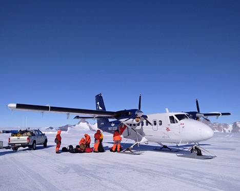 The Finnish expedition loads cargo onto the Twin Otter plane at the Norwegian research station, from where the journey continued to Aboa in November 2022. 