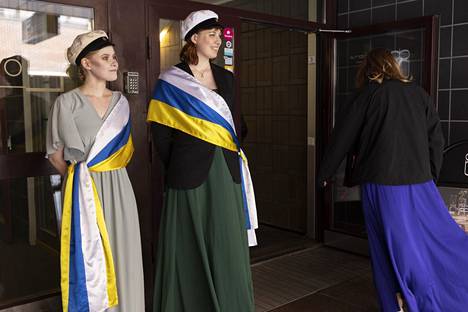 Airuet Saga Brummer, 25, ja Elsa Lindeberg, 20, ottavat vieraita vastaan ravintola Domuksen ovella pukeutuneena osakuntansa Nylands Nationin väreihin. 