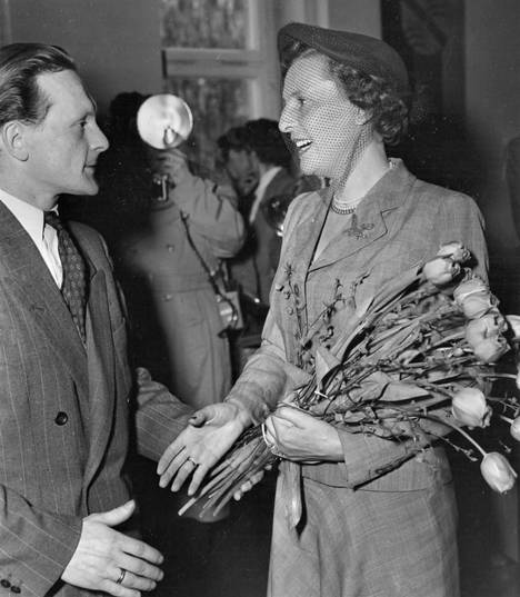 Olympialaisfilmin kuuluisa tekijä Leni Riefenstahl (tässä 44-vuotiaana v. 1952) saa onnittelukukkasia vapauduttuaan toistamiseen sodan jälkeen häntä vastaan esitetyistä natsisyytteistä.