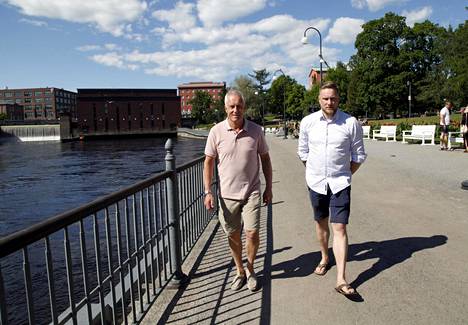 Jan Koivu (oik) käy Helsingissä pätkätöissä mutta katsoo edullisemmaksi asua Tampereella. Isä Hannu Koivu sai työpaikan miltei heti valmistuttuaan.