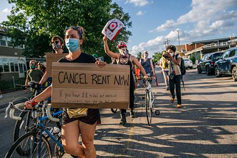 Minnesotan osavaltiossa järjestettiin vuokrahelpotuksia vaativia mielenosoituksia 30. kesäkuuta. Minneapolisin asukkaat vaativat vuokrien ja asuntolainojen maksun keskeyttämistä koronaepidemian talousvaikutusten vuoksi.
