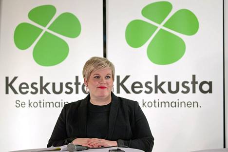 Keskustan puheenjohtaja Annika Saarikko puhui toimittajille puoluekokouksessa Lappeenrannassa perjantaina.
