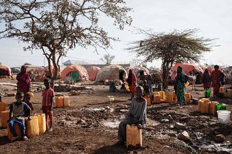 Ihmiset odottivat vedenjakelua leirillä Somalian Baidoassa helmikuussa.