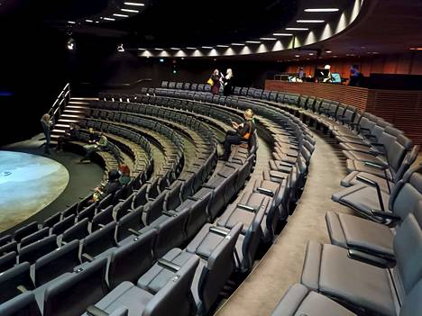 Yleisöä Helsingin kaupunginteatterin pienellä näyttämöllä Bolla-näytelmän jälkeen lokakuussa 2021.
