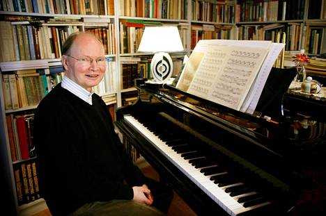 Säveltäjä Jouko Linjama kotonaan Tuusulassa vuonna 2004.