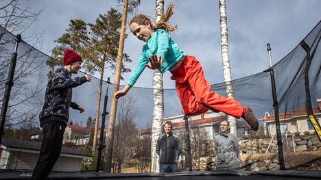Koulut | ”Jos käsky käy, kouluun lähdetään”, sanoo kuopiolaisen perheen äiti – Riski­ryhmään kuuluvan espoolaisen isän lapset jatkavat koulun­käyntiä kotona