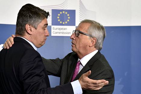 EU:n komission silloinen puheenjohtaja Jean-Claude Juncker (oik.) tervehti Zoran Milanovićia EU-kokouksessa vuonna 2015. Milanović oli tuolloin Kroatian pääministeri.