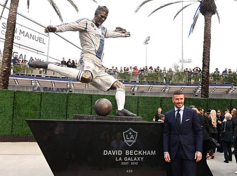 David Beckham poseerasi patsaansa vieressä lauantaina.