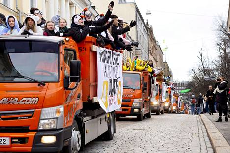 Abiturientit juhlistivat penkkareita Helsingissä helmikuussa vuonna 2020.