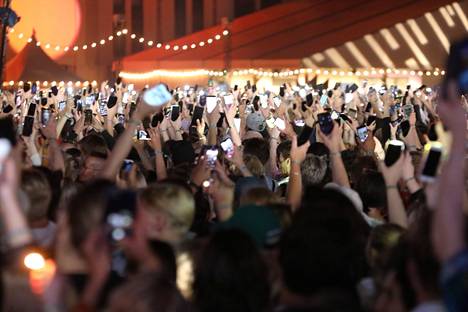 Yleisöä Florence and the Machinen keikalla Flow-festivaalilla kesällä 2022.