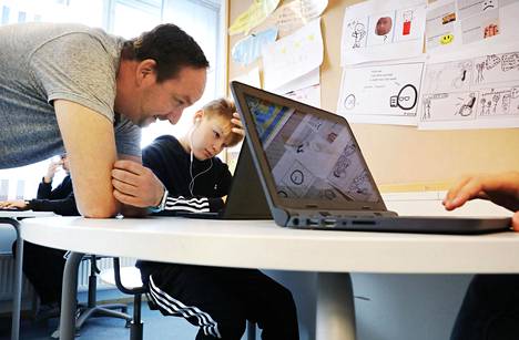 Vantaan Veromäen koulu on yksi järjestelmäuudistuksen kehittäjäkouluja. Opettaja Markus Humalojan tunnilla läppärit olivat käytössä vuonna 2017.