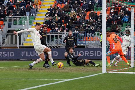 AC Milanin Zlatan Ibrahimović (vas.) teki sunnuntaina maalin Venezian verkkoon ja saavutti Cristiano Ronaldin merkkipaalun.