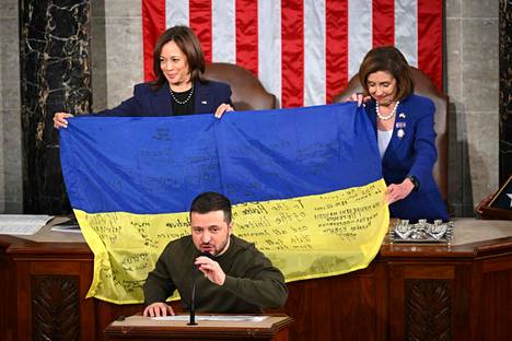 Yhdysvaltojen varapresidentti Kamala Harris (vas.) ja edustajainhuoneen puhemies Nancy Pelosi (oik.) pitelivät taustalla Ukrainan lippua, kun Ukrainan presidentti Volodymyr Zelenskyi puhui keskiviikkona kongressissa Washingtonissa.