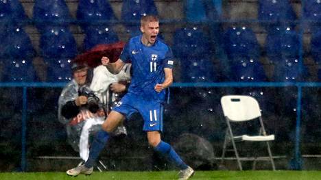 Oliver Antman teki Suomen avausmaalin Montenegroa vastaan ja juhli sitä riemukkaasti Podgorican sateisessa illassa. 