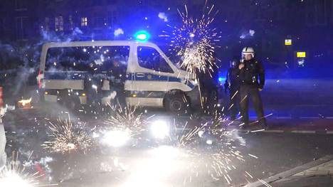 Saksassa hyökättiin uutenavuotena poliisia ja palokuntaa vastaan ilotulitteilla.