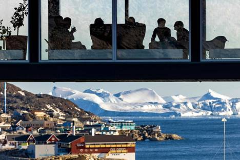 Maailmassa on 215 000 jäätikköä, joista etenkin pienemmät ovat tutkimuksen mukaan vaarassa. Kuva Länsi-Grönlannista.