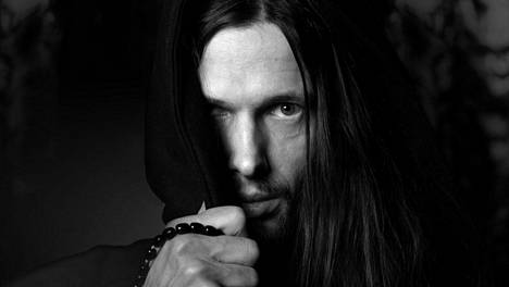 Juha Raivio perusti menetyksestä ja kuolemasta sanoituksiaan ammentavan Swallow the Sun -yhtyeen vuonna 2000.