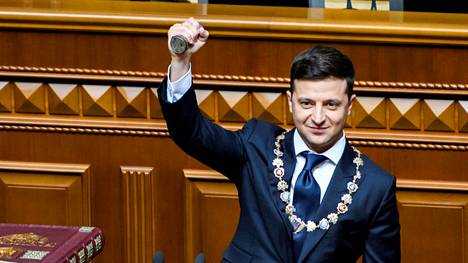 Virkavalansa vannonut Ukrainan uusi presidentti aikoo hajottaa maan parlamentin, pääministeri ilmoitti eroavansa