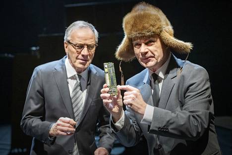 Taneli Mäkelä (vas.) ja Carl-Kristian Rundman Turun Kaupunginteatterin Nokia-esityksessä.